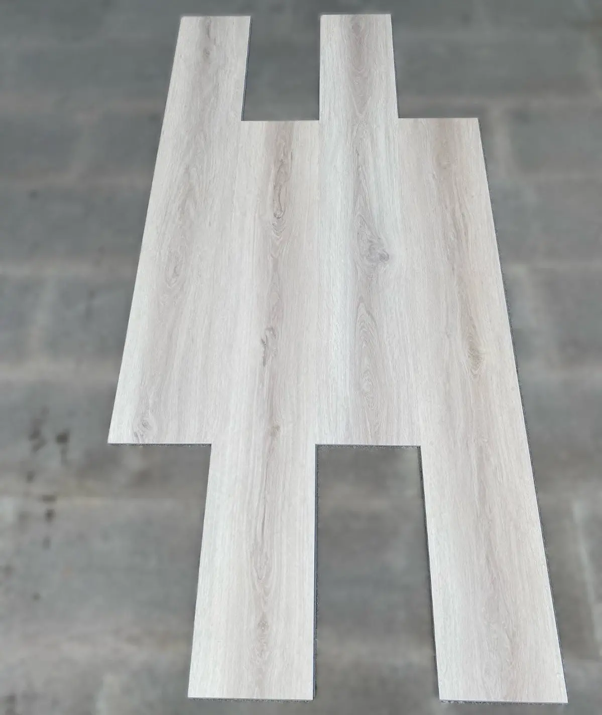 Piso Spc Madera Clear Oak 1220 X 180 X 5.5 Mm Con Ixpe 10 Pc. Pack 2.2 M2 2
