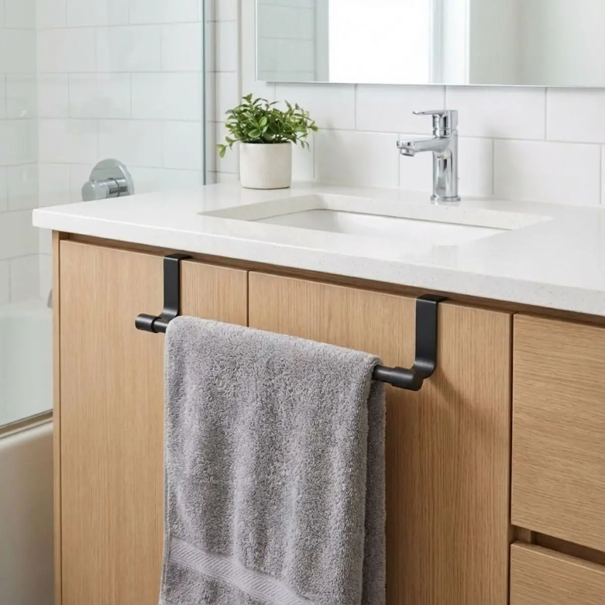 Toallero Colgante Para Gabinetes 36 Cm Ideal Para Baño O Cocina. Color Negro. Acabado Resistente. Barra Para Puertas De Hasta 2.4 Cm De Grosor 2
