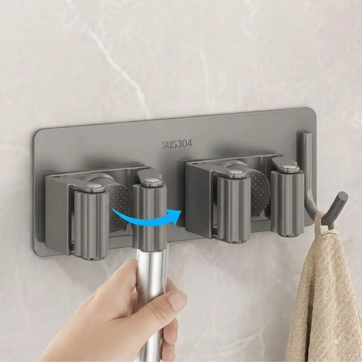Soporte Gancho Organizador De Pared Para Escoba O Trapeador. Color Gris Con Doble Abrazadera Y Gancho 14.3×5.5Cm. Lavanderia Clip 1