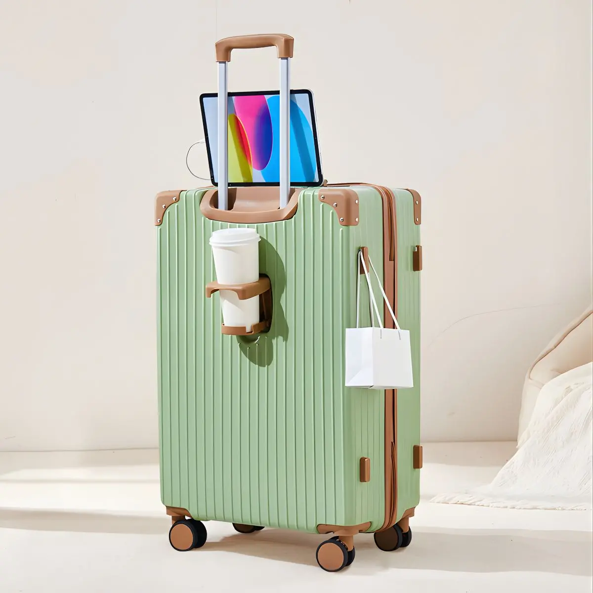 Maleta De Viaje Rígida De 24" De Alto Con Candado De Combinación Integrado, Puerto Usb, Porta Vaso Y Ruedas 360°. 1