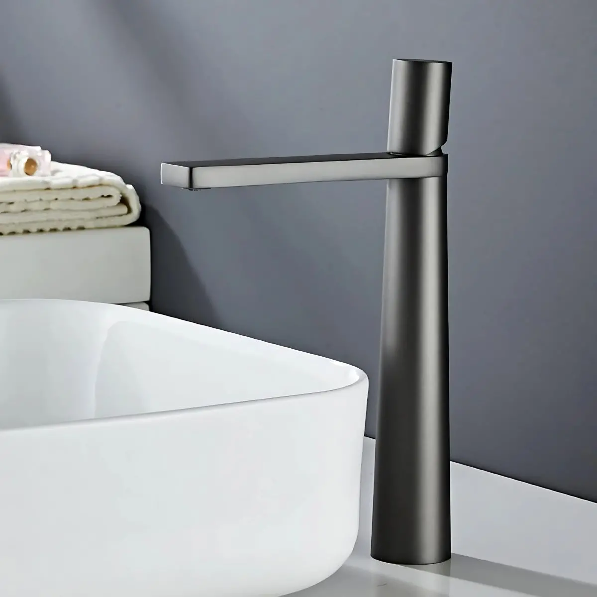Llave De Lavamanos Individual. Grifo De Lavabo Color Gris. Pluma. Modelo Alto. 1