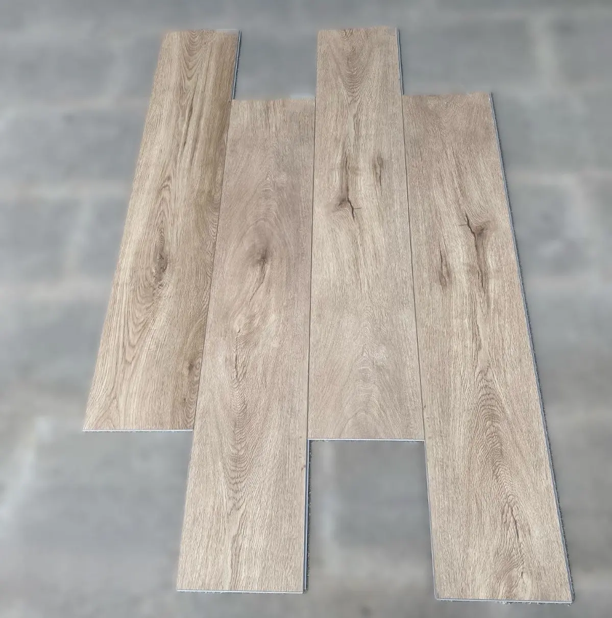 Piso Spc Madera Roble Antiguo 1220 X 180 X 5.5 Mm Con Ixpe 10 Pc. Pack 2.2 M2 2