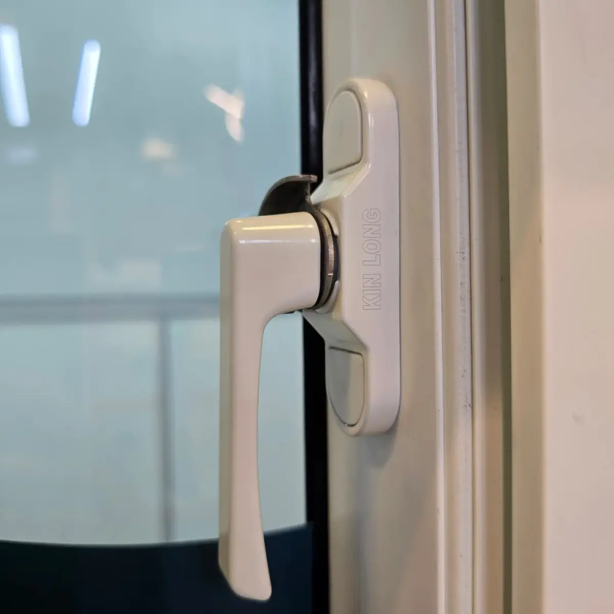 Cerradura Tipo Media Luna Pestillo Para Ventanas Corredizas De Aluminio Y Pvc. Alta Seguridad Y Diseño Compacto Color Blanco 1