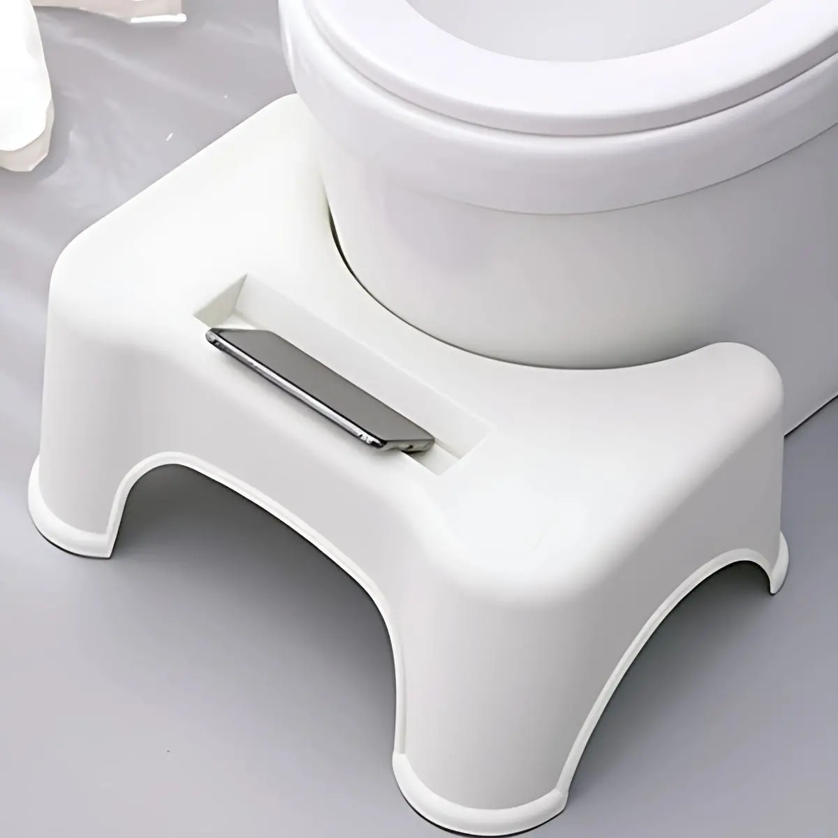 Banquito Para Inodoro Con Ranura Porta Celular. Taburete Ergonómico De Plástico Para El Baño. Escabel Antideslizante 44X32x18 Cm Color Blanco. 2