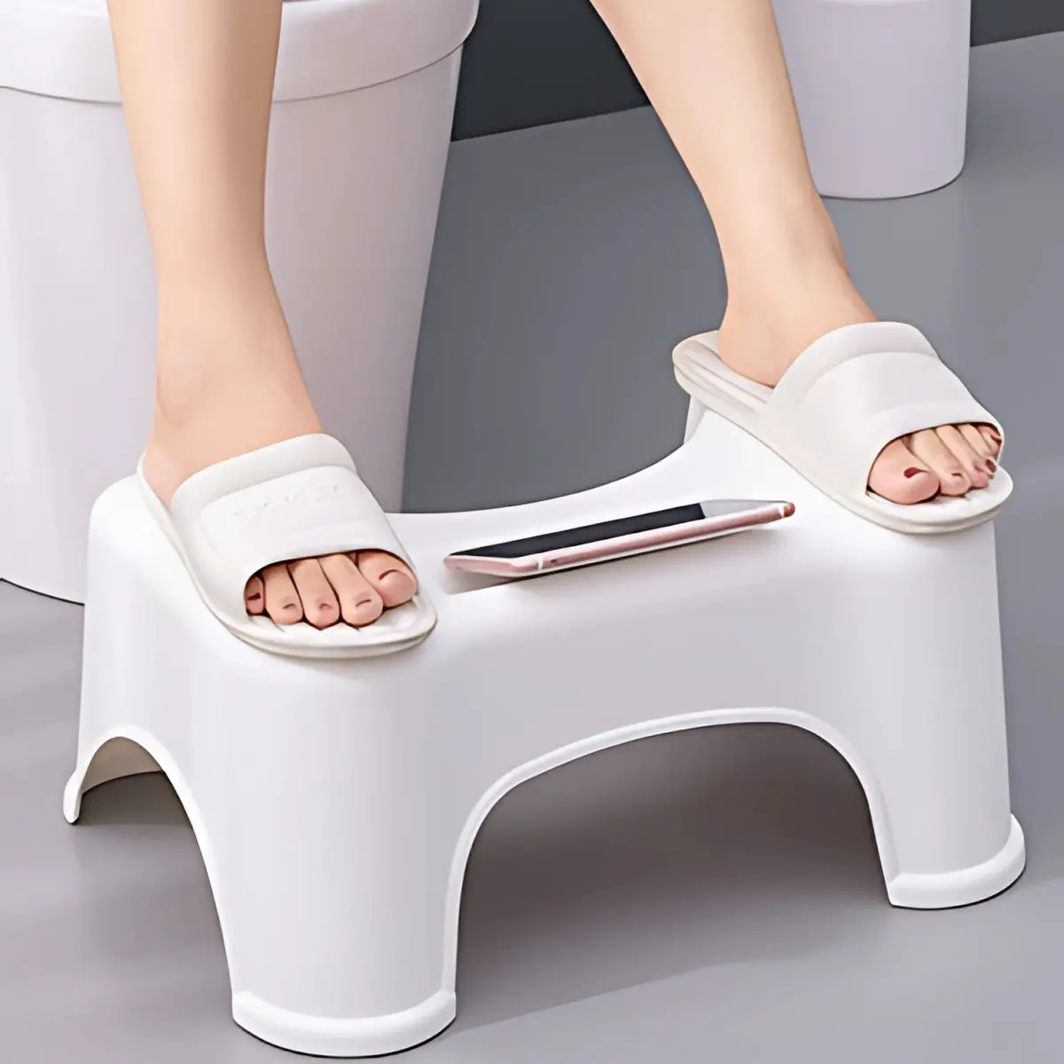 Banquito Para Inodoro Con Ranura Porta Celular. Taburete Ergonómico De Plástico Para El Baño. Escabel Antideslizante 44X32x18 Cm Color Blanco. 1