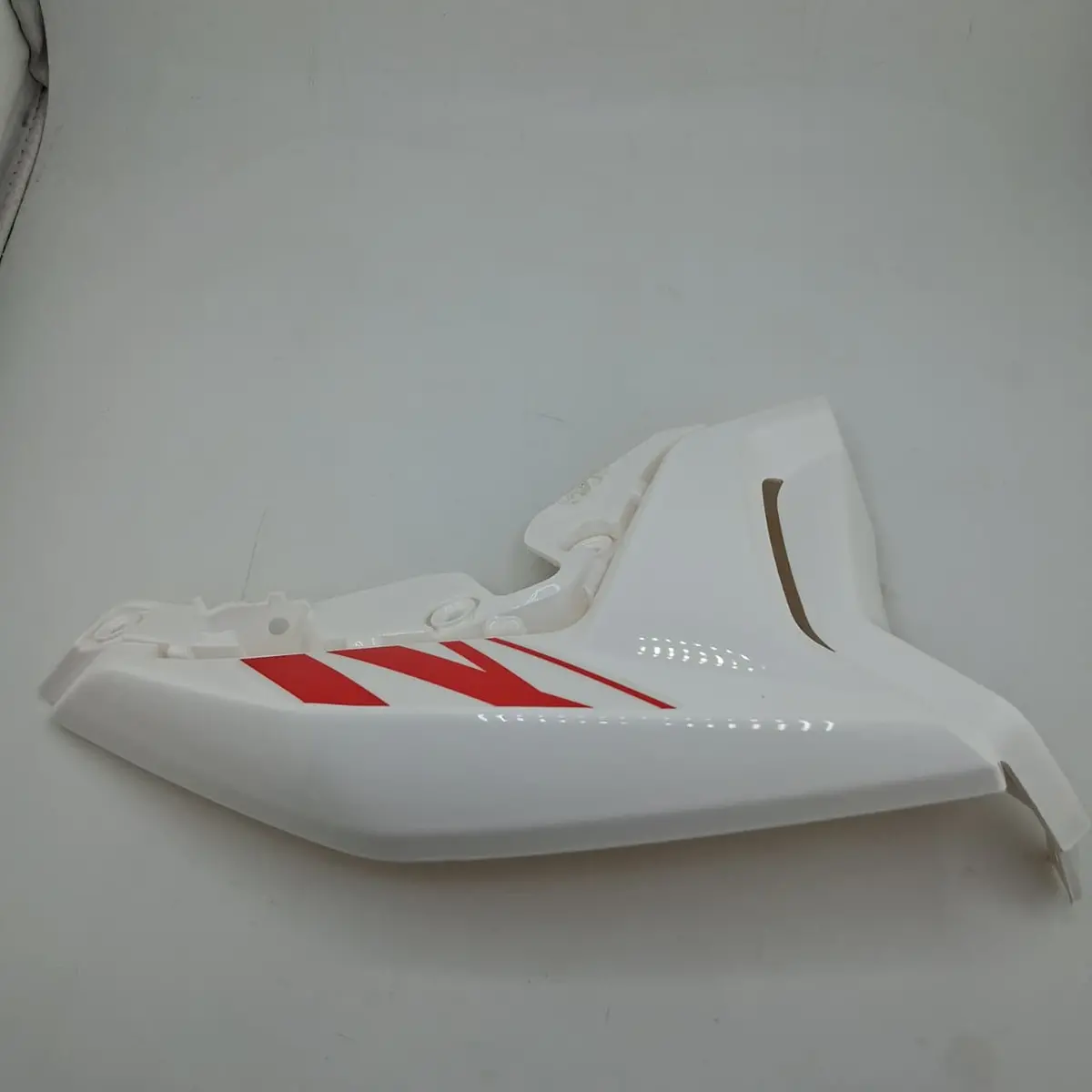 Covertor Decorativo Del Faro Inferior Izquierdo Blanco Con Calcomanias (Minnix150) Headlight Left Lower Cover White Gw With Sticker 1