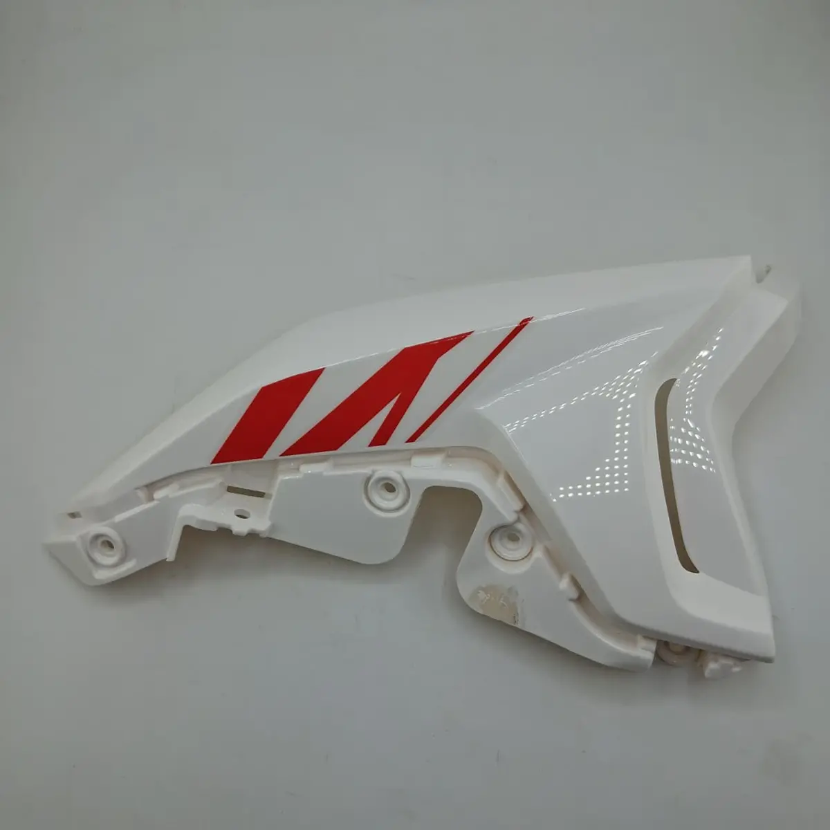 Covertor Decorativo Del Faro Inferior Derecho Blanco Con Calcomanias (Minnix150) Headlight Right Lower Cover White Gw With Sticker 1