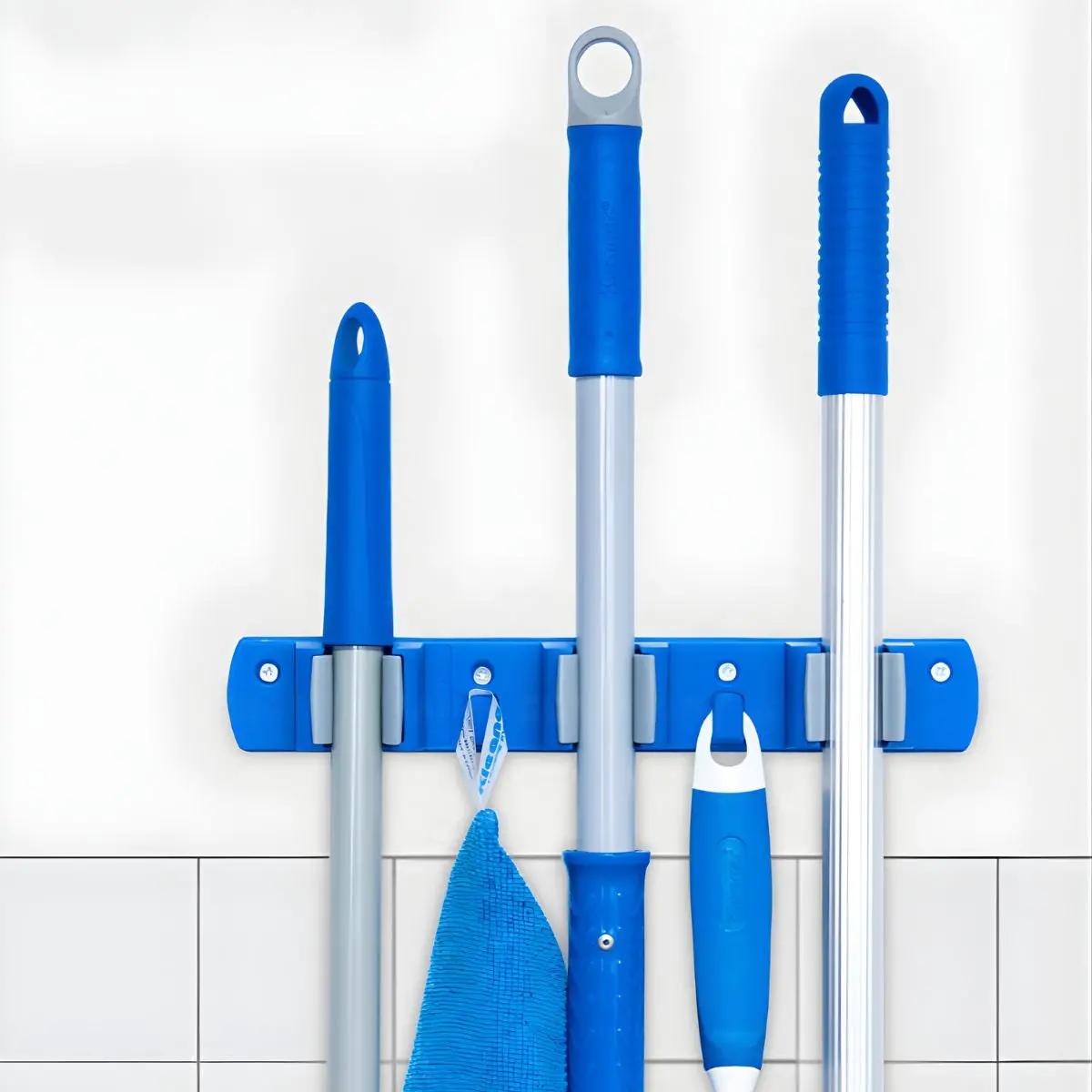 Soporte Organizador De Pared Para Escobas Y Trapeadores De 3 Ranuras. Gancho Autoadhesivo. 1