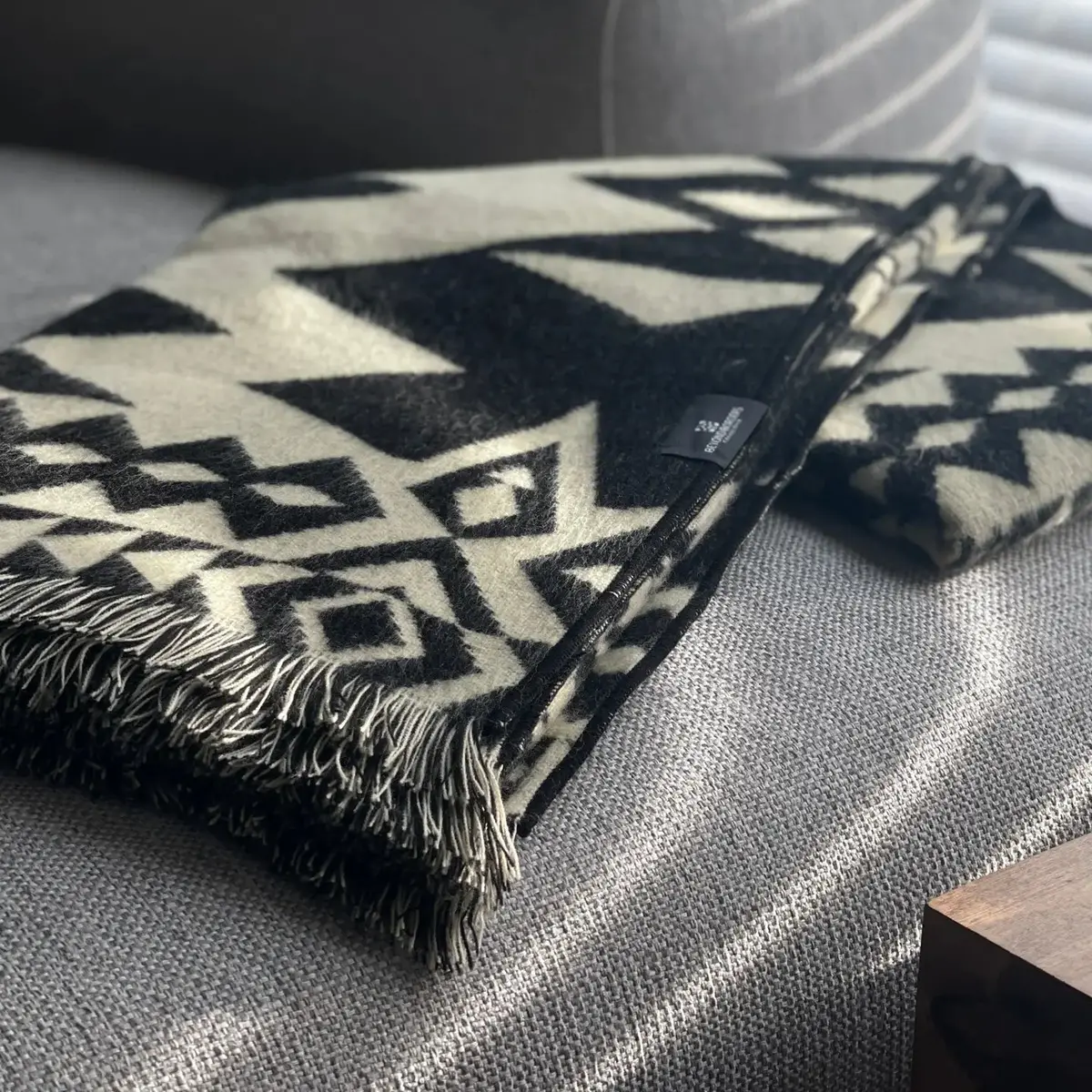 Awa Throw In Natural/Black 1