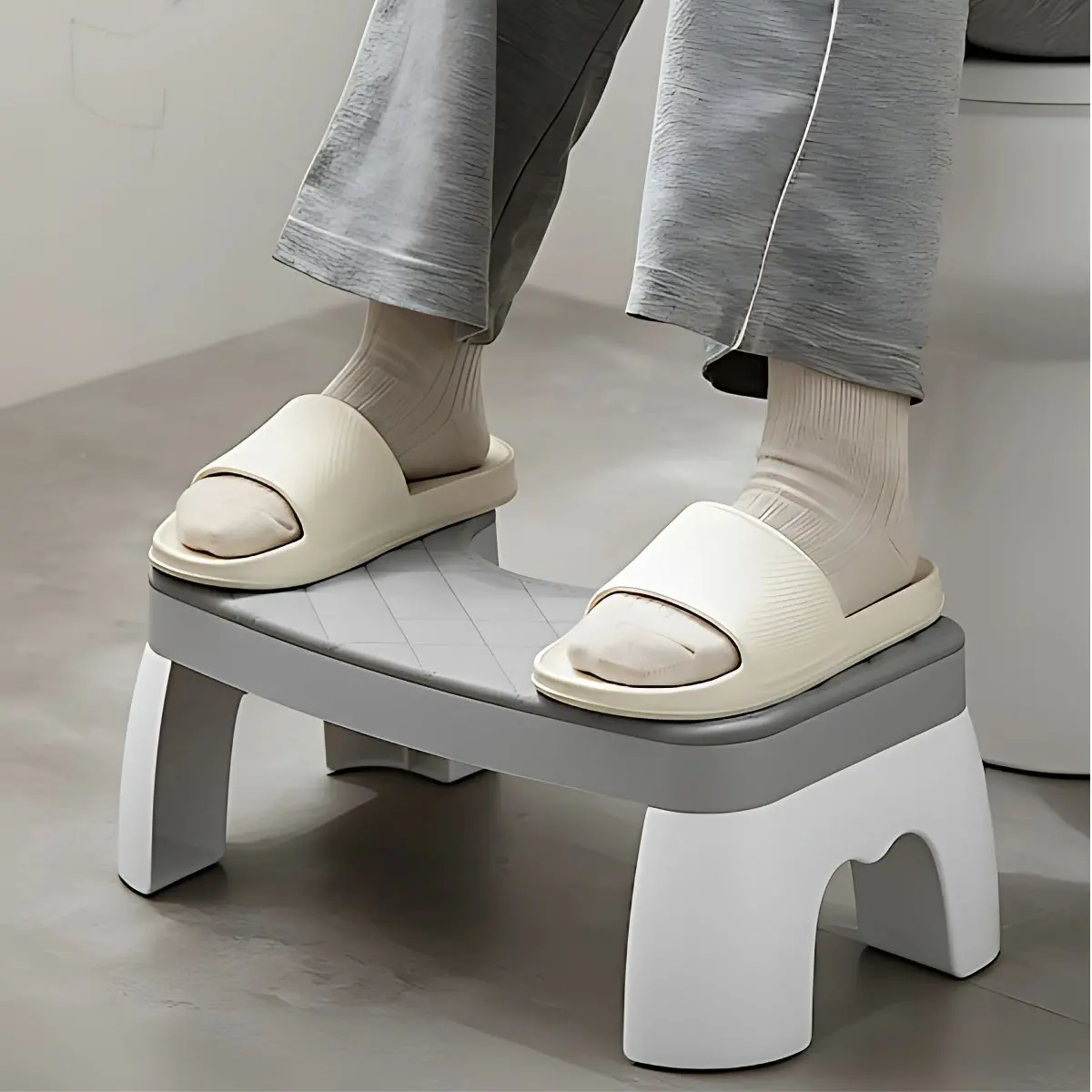 Banco Ergonómico Para Inodoro. Taburete Antideslizante Color Gris Con Blanco 42X25x17 Cm. 1