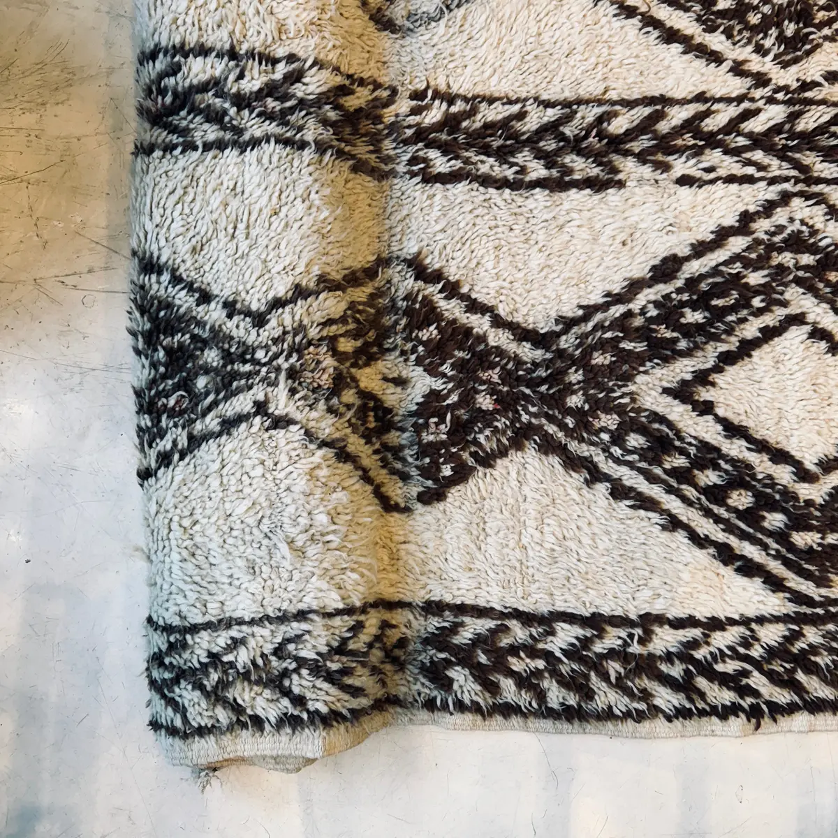 Vintage Wool Shag Pile Beni Ourain Moroccan Rug (9’ 10” X 5’ 10”) 1