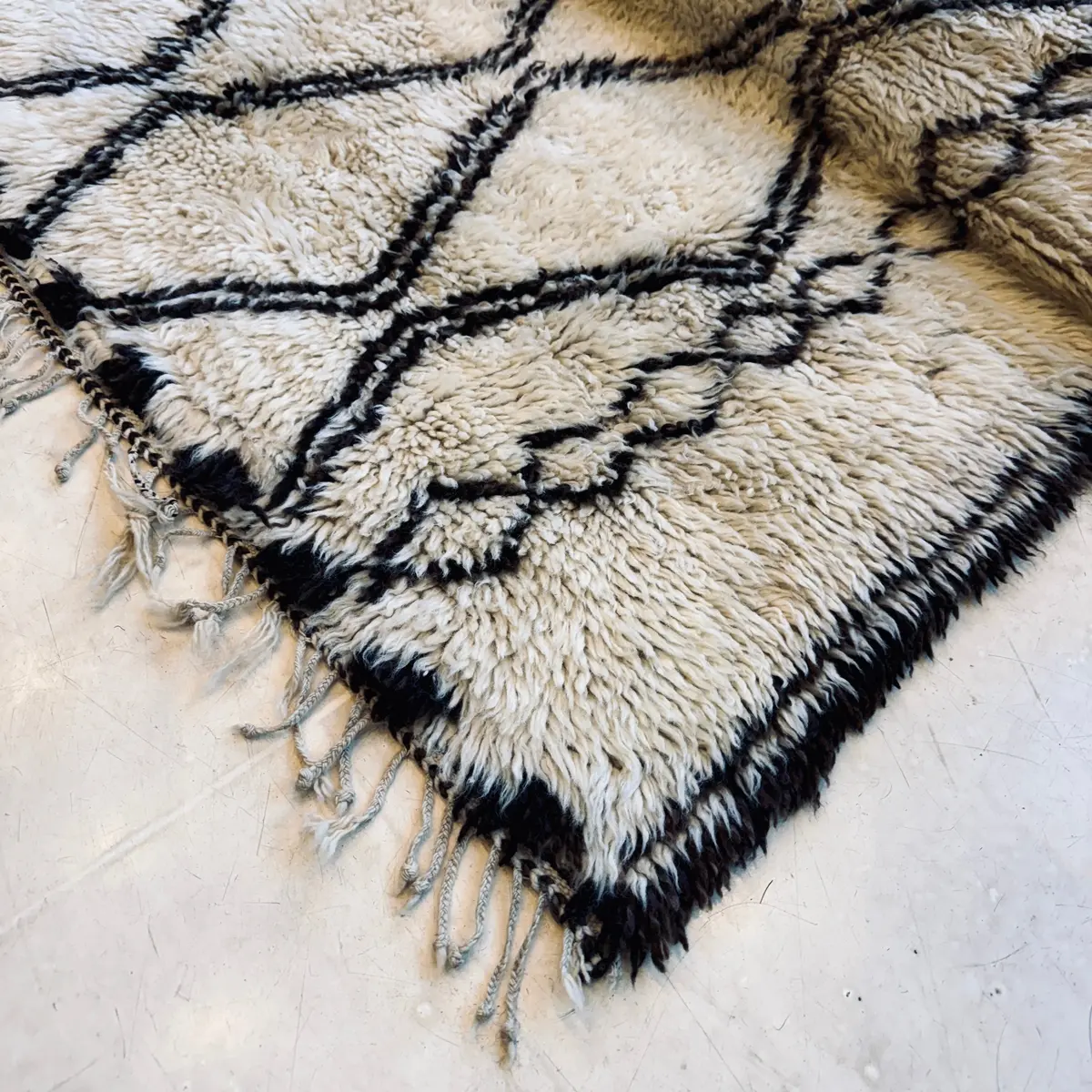 Vintage Wool Shag Pile Beni Ourain Moroccan Rug (9’ 6” X 5’ 3”) 1