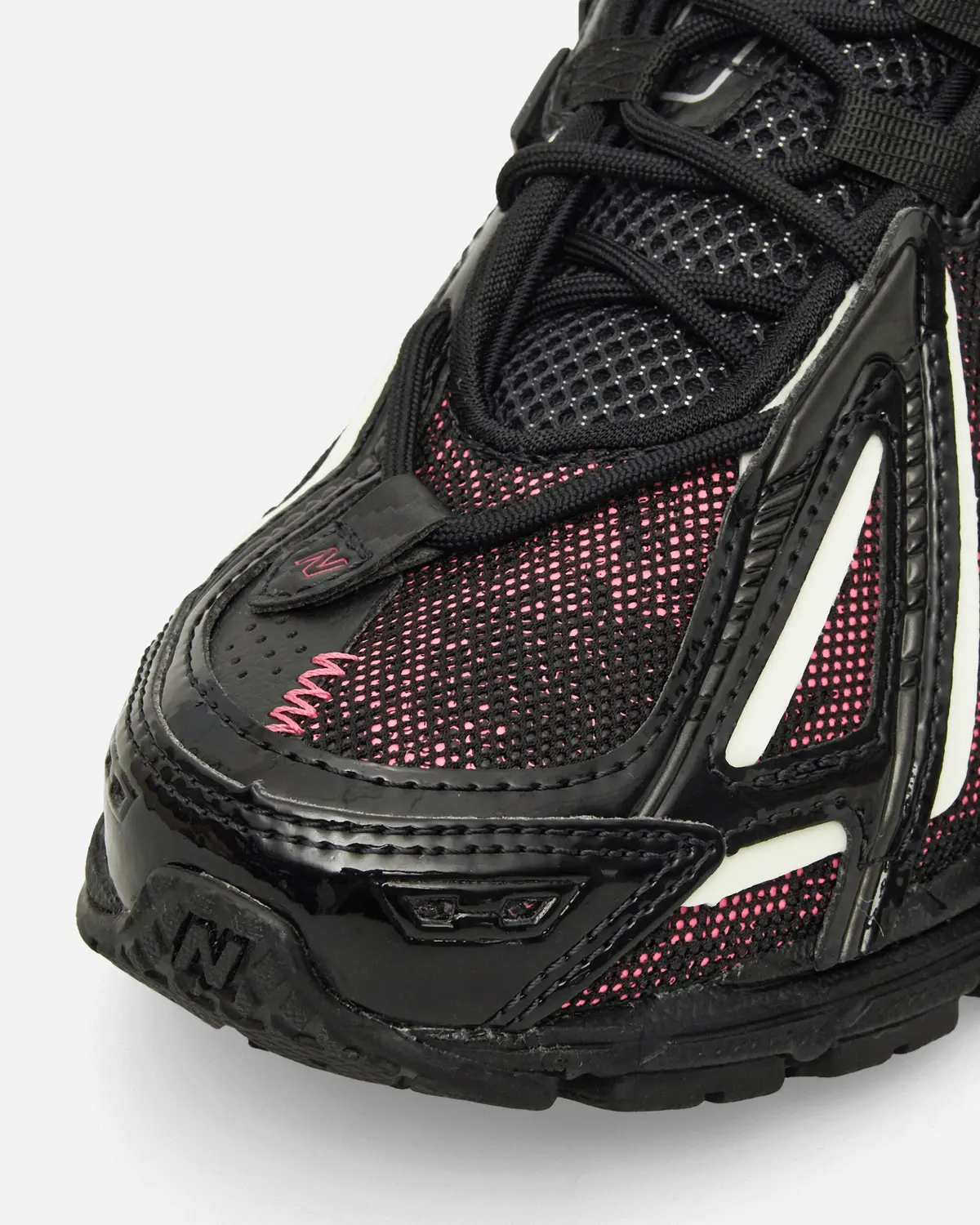 1906A Sneakers Black / Dragon Berry / White 6