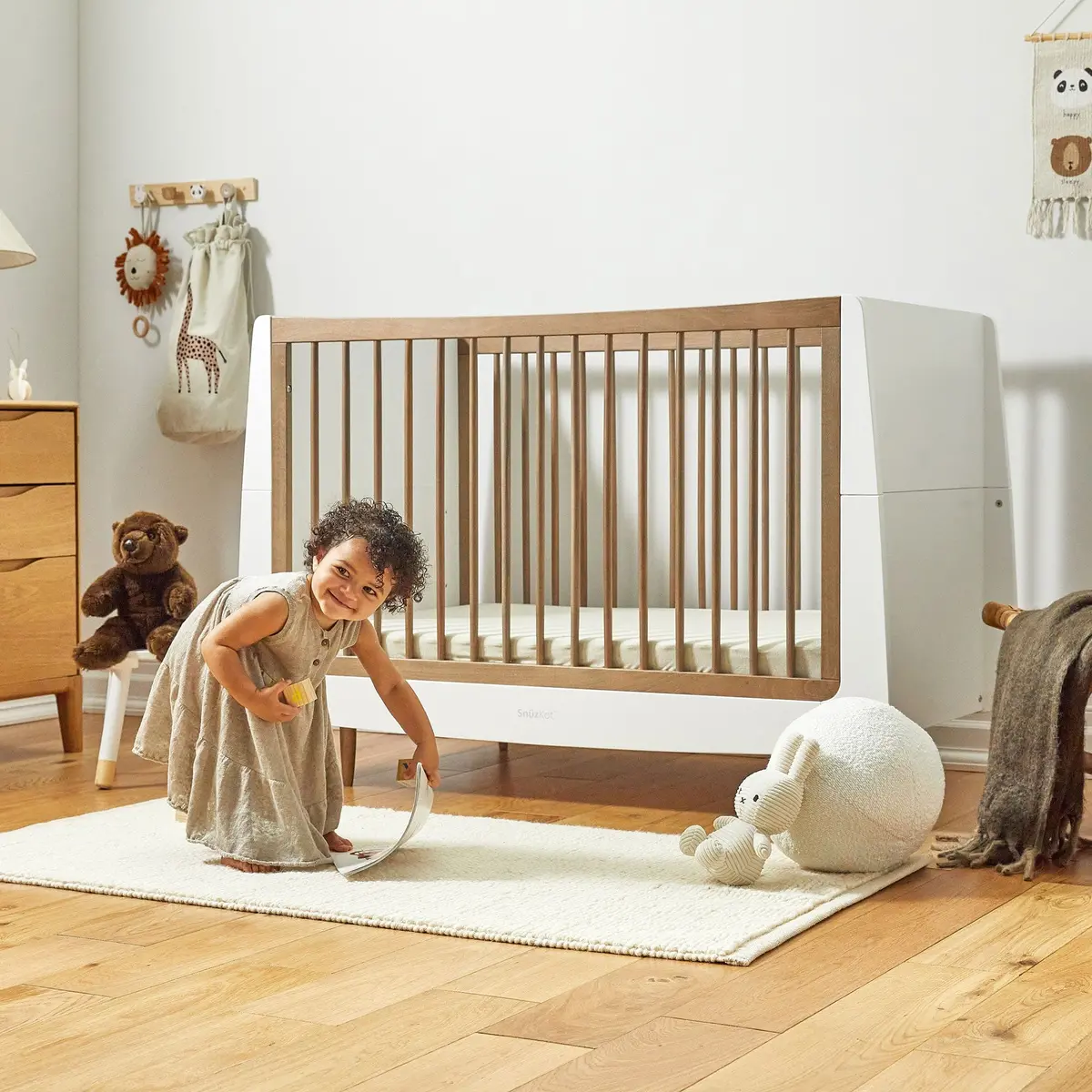 Snüzkot Skandi Cot Bed - Walnut 1