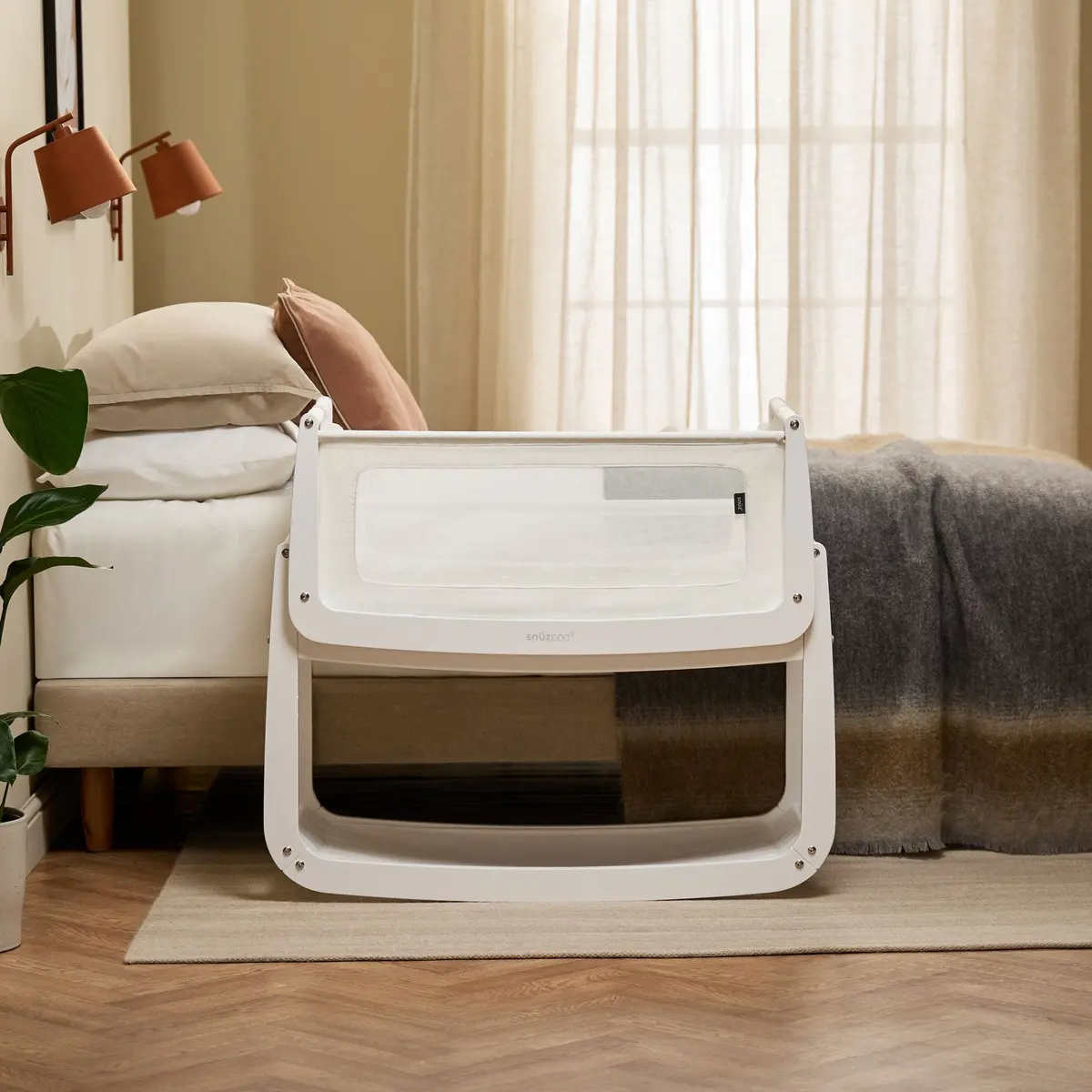 Snüzpod 5 Bedside Crib - White 1